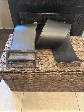 Salvatore Ferragamo Wide Leather Black Waist Belt in Size Small